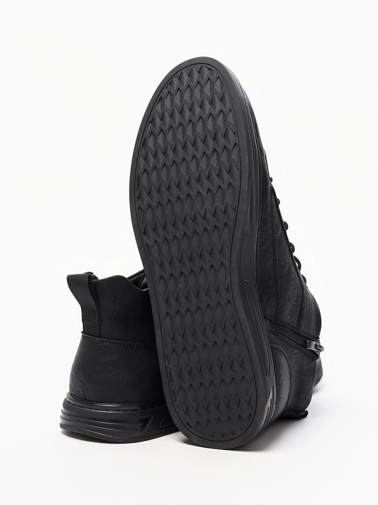 Ботинки черного цвета на низкой подошве